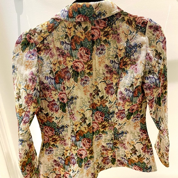 Retro & Vintage Inspired Floral Blazer - Picture 3 of 5